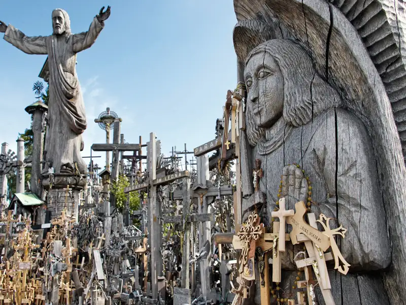 Auf Ihrer Rundreise durch das Baltikum machen Sie halt am Berg der Kreuze in Siauliai. Hier wird deutlich, wie tief verwurzelt der katholische Glaube in Litauen ist.