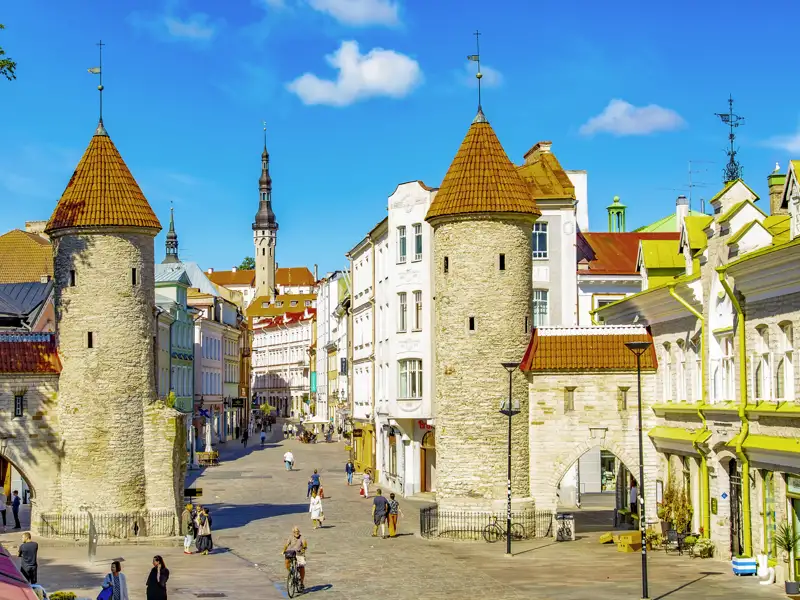 Die Türme des Viru-Tors in Tallinn, ein Wahrzeichen der Stadt, das Besucher in die historische Altstadt willkommen heißt - so auch Sie auf Ihrer Rundreise durch das Baltikum.
