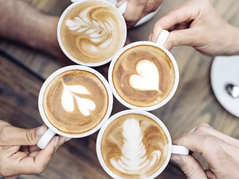 Wird es uns im winterlichen Ljubljana zu kalt, suchen wir uns eines der hippen Cafés und wärmen uns mit einem warmen Cappuccino wieder auf. Genug Freizeit haben wir auf unserer YOUNG LINE TRAVEL Reise auf jeden Fall.