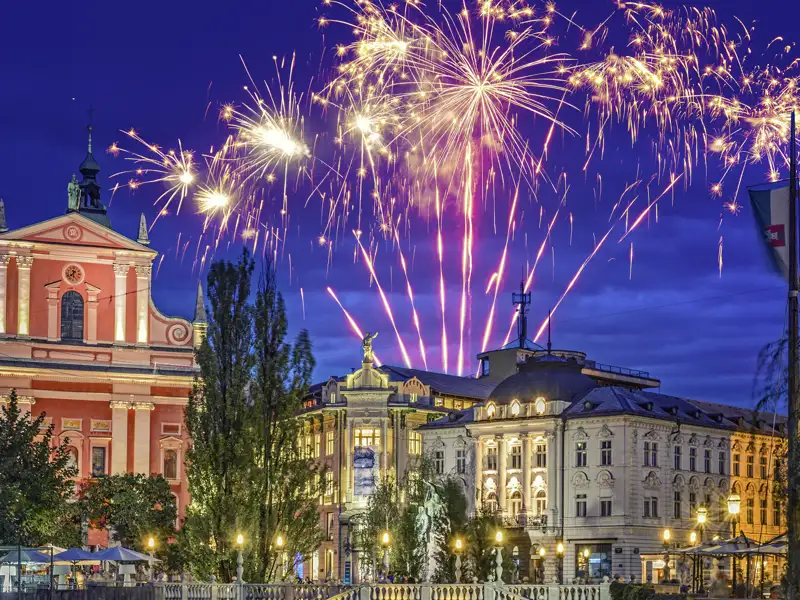 Bei der Silvesterreise  erleben Sie ein farbenfrohes Feuerwerk über der Altstadt von Ljubljana.