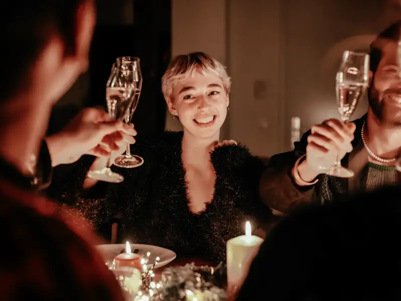 Happy New Year - bei unserem gemeinsamen Silvesterdinner stoßen wir an auf das alte und bald auch auf das neue Jahr!