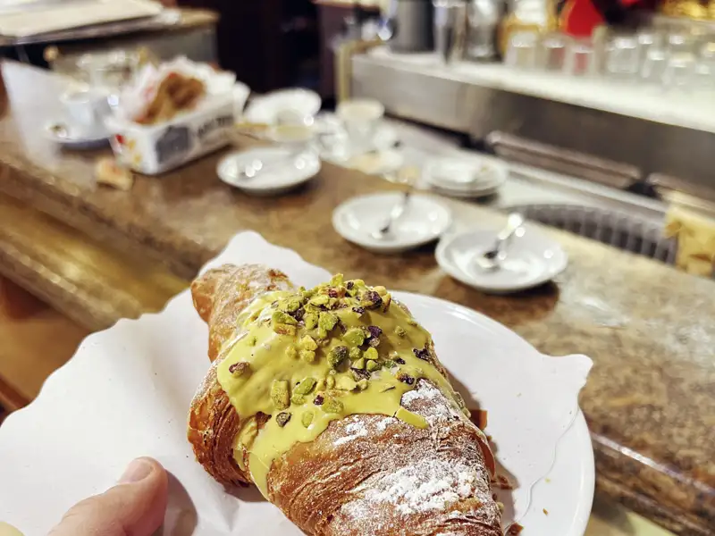 Cornetto al pistacchio - das merken wir uns! Auf unserer YOUNG LINE TRAVEL Silvesterreise nach Rom werden wir immer wieder Gelegenheit haben, die süßen Leckereien mit einem frisch gebrühten Espresso genießen.