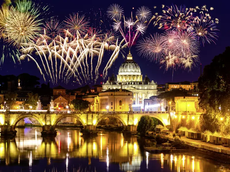 Das Highlicht unserer YOUNG LINE TRAVEL Silvesterreise nach Rom ist ohne Frage das Feuerwerk zu Neujahr - warum nicht auf einer der Tiberbrücken mit Blick auf den Petersdom und den Vatikan? Was ein Anblick!