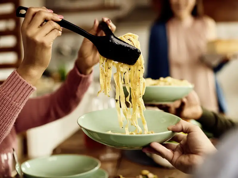 Rom geht durch den magen - natürlich kosten wir während unserer YOUNG LINE TRAVEL Silvesterreise auch leckere italienische Küche wie frische Pasta.