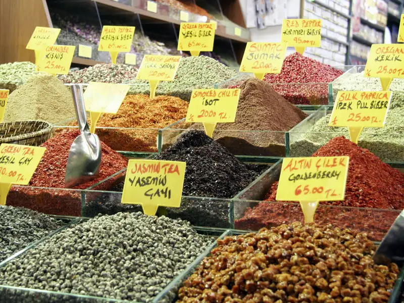 Bei Ihrer Top-Preis-Reise durch Istanbul machen wir eine "Gewürzjagd für die Nase". Dort entdecken wir neben türkischem Honig und duftenden Kaffeebohnen auch eine Vielzahl orientalischer Kräuter und Gewürze wie Safran, Minze, Ingwer und Kümmel.
