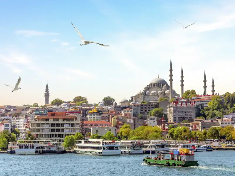 Zwischen Wasser und Land: Dank der einzigartigen Lage Istanbuls an Bosporus und Goldenem Horn bieten sich uns auf unserer Top-Preis-Reise immer wieder herrliche Blicke auf Kuppeln und Minarette.