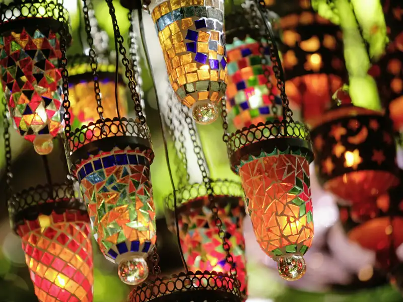 Ein Besuch in der Türkei ohne türkisches Kunsthandwerk? Undenkbar! Auch auf unserer Top-Preis-Reise bleibt Zeit, die kunstvolle Dekoration in den Cafés und Teehäusern zu bewundern oder im Basar darum zu feilschen.