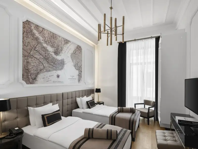 Auf unserer Top-Preis-Reise übernachten wir im Hotel Akka Lush. Die Superior-Zimmer sind modern eingerichtet.