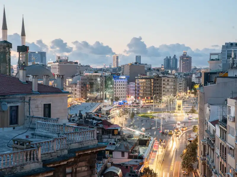 Während unserer Top-Preis-Reise blicken wir von unserem Hotel Akka Lush auf den belebten Taksim-Platz in Istanbul.