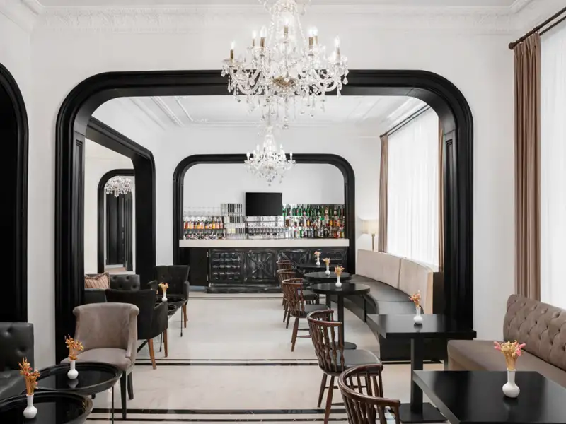 Innenansicht der eleganten Hotelbar im Hotel Akka Lush, unser Hotel auf der Top-Preis-Reise.