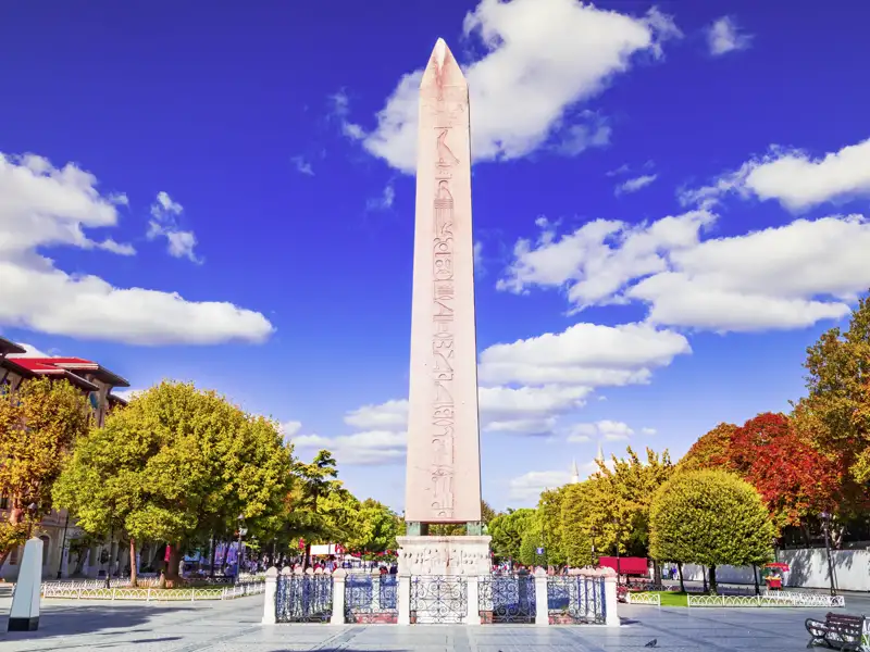 Der altägyptische Theodosius-Obelisk auf dem Sultanahmet-Platz, dem ehemaligen Hippodrom, gehört zu den Besichtigungen während der Top-Preis-Reise in Istanbul.