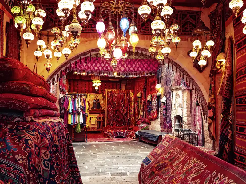 Ein Bummel über einen traditionellen Basar während der Reise bietet die Gelegenheit, in die lokale Kultur einzutauchen und einzigartige Souvenirs wie handgefertigte Lampen und Textilien zu entdecken.