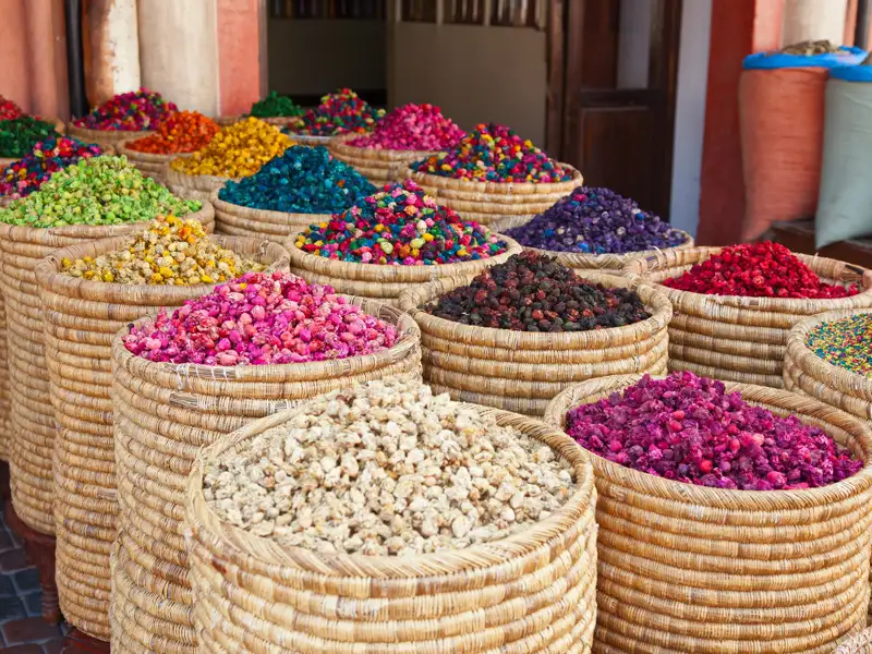 Marokko ist ein Fest für alle Sinne. Vor Körben voller bunter, duftender Blüten fühlen sich Auge und Nase gleichermaßen angesprochen.