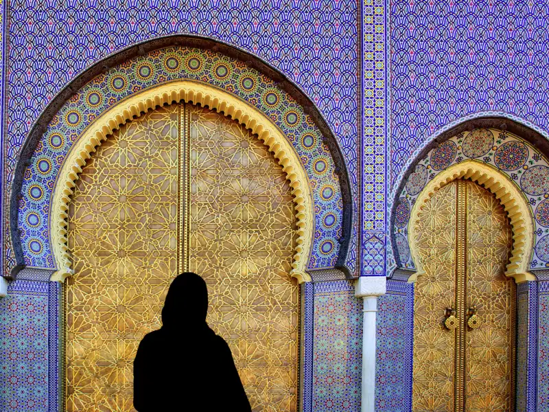 Entdecken Sie auf Ihrer Rundreise durch Marokko die Königsstadt Fes mit dem Königspalast, der durch mächtige Mauern und goldglänzende Tore gesichert ist.