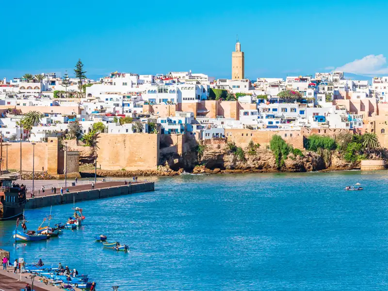Die Kasbah des Oudaias, die Altstadt Rabats, liegt direkt am Meer. Vor Ihrer historischen Stadtmauer schaukeln die Fischerboote im Hafen.