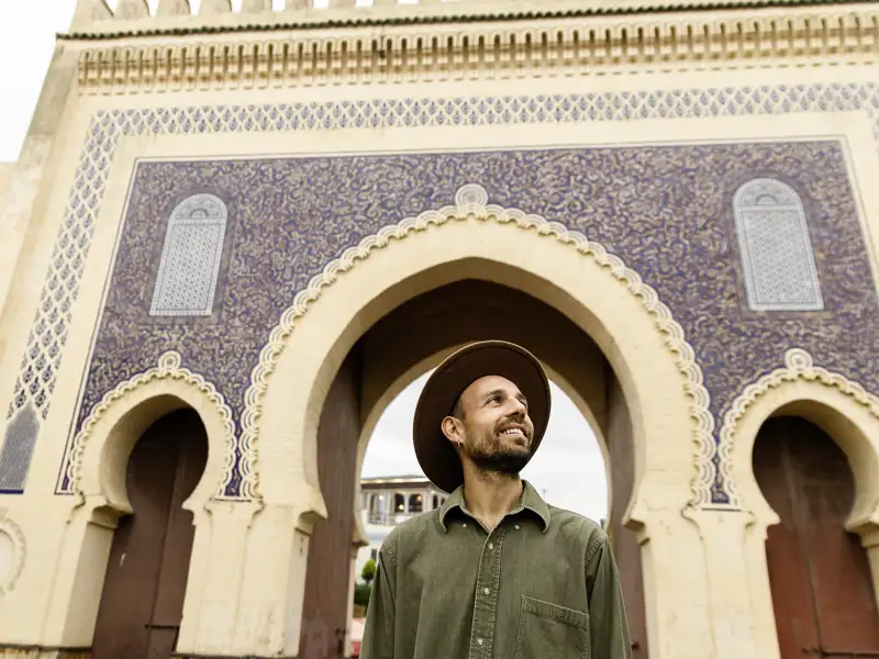 Kommen Sie mit nach Fes, der vielleicht ursprünglichsten Stadt Marokkos. Durch das Stadttor Bab Boujeloud gelangt man in den labyrinthartigen Souk, das Marktviertel.