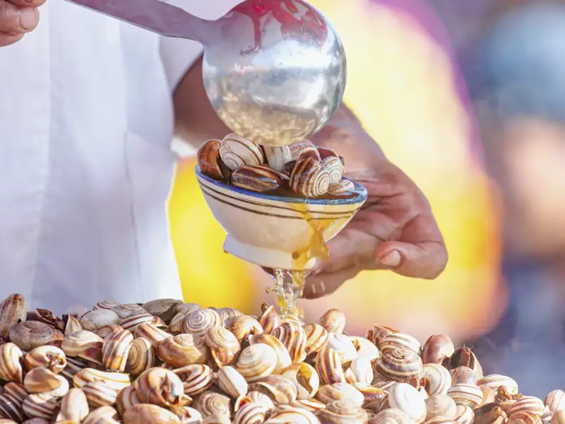 Gekochte Schnecken - möchten Sie sich auf Ihrer Rundreise durch Marokko auch einmal an diese Spezialität wagen? Gelegenheit dazu bietet sich zum Beispiel während des Besuchs auf dem Djemmaa el-Fna in Marrakesch.