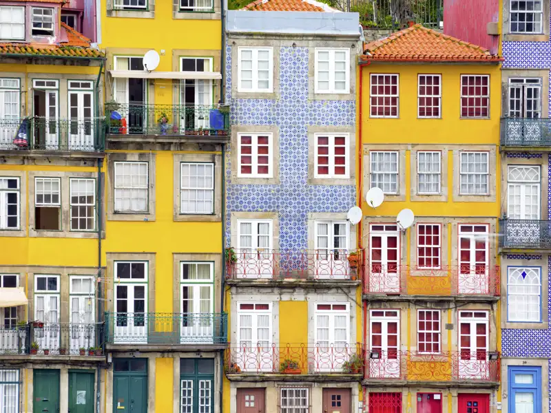 Unsere YOUNG LINE TRAVEL Silvester-Reise führt uns nach Porto. Die Stadt ist berühmt für ihre bunten. oft gekachelten Häuserfronten - echte Hingucker!