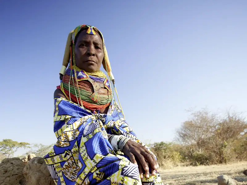 Bei unserer Rundreise besuchen wir einen Stamm der Mwila, die für ihren kunstvollen Schmuck und traditionreichen Bräuche bekannt sind.