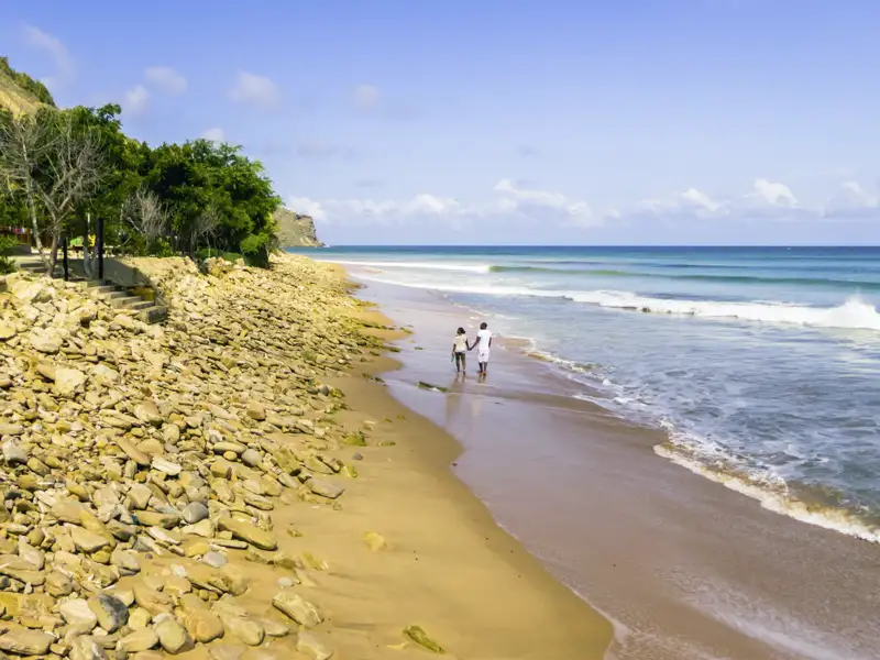 Auf Ihrer Rundreise sehen Sie immer wieder traumhafte Strandabschnitte am Atlantischen Ozean. Genießen Sie einen Strandspaziergang oder Baden Sie an einem der schönsten Strandabschnitte Angolas, der Cabo-Ledo-Küste.