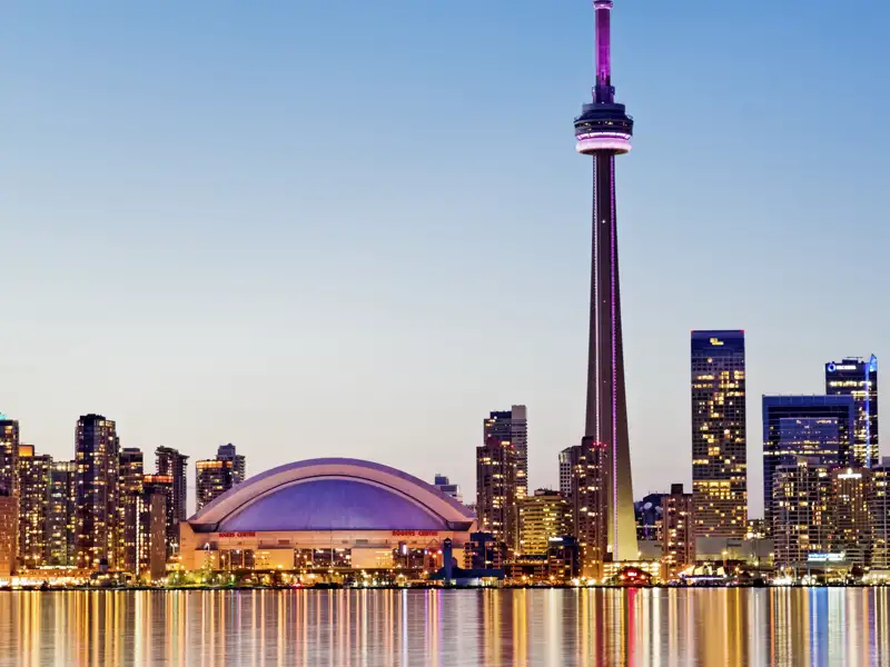Auf Ihrer Rundreise bewundern Sie die Skyline von Toronto mit  dem CN Tower und dem Rogers Centre.