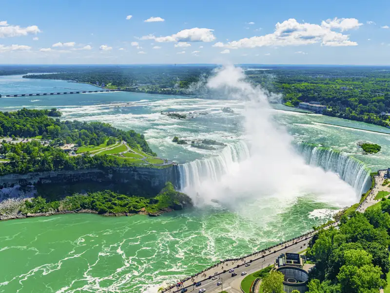 Auf Ihrer Rundreise sehen Sie die eindrucksvollen Niagarafälle.