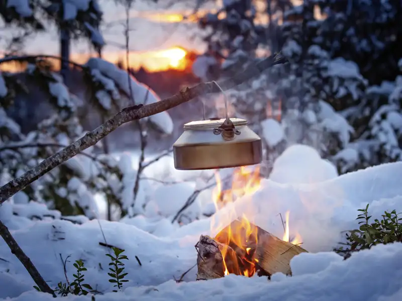 Auf unserer YOUNG LINE Reise nach Finnland genießen wir auch einen Becher Kaffee frisch vom Lagerfeuer.