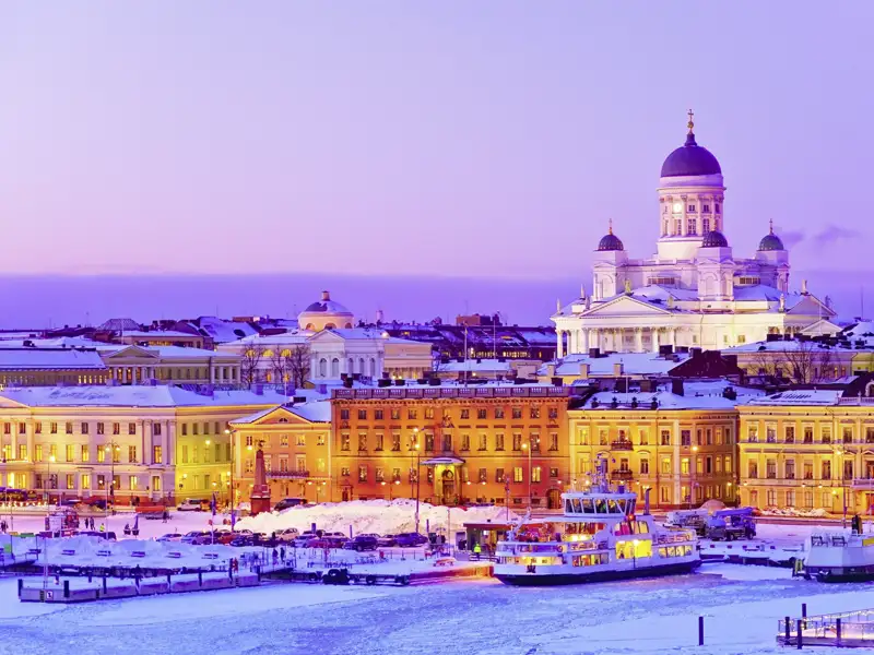 Auf unserer Gruppenreise genießen wir unbeschwerte Tage im Zentrum von Helsinki und bewundern die Stadt in der verschneiten Abendstimmung