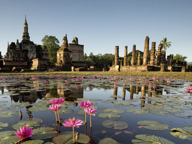 Ein Besuch des UNESCO-Weltkulturerbes Sukhothai, der ersten Hauptstadt Thailands, ist Teil des Programms. Die weitläufige Anlage mit ihren Tempelruinen und Buddha-Statuen wird im Rahmen der Reise erkundet.