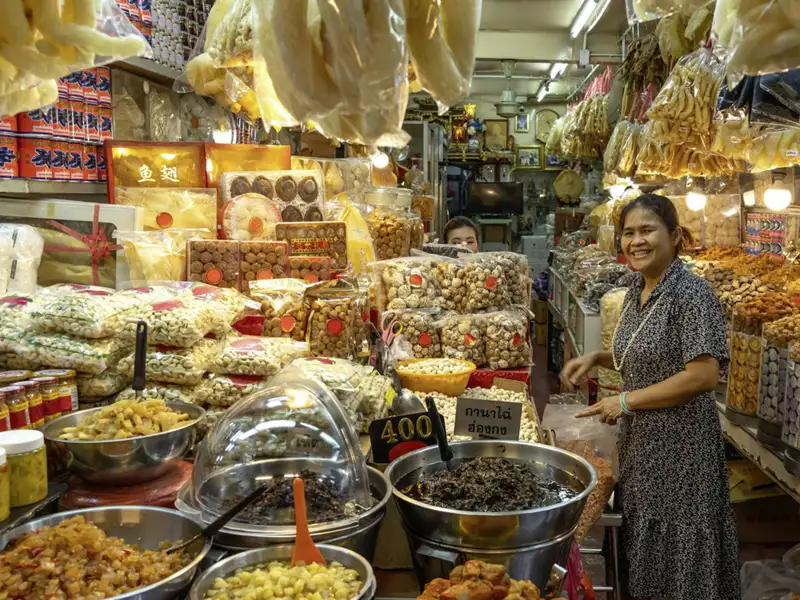 Auf den quirligen Märkten Thailands kann man authentische Einblicke in die Kultur gewinnen und lokale Spezialitäten wie getrocknete Früchte und Snacks entdecken. Mit Marco Polo Reisen erleben Sie den Alltag hautnah.