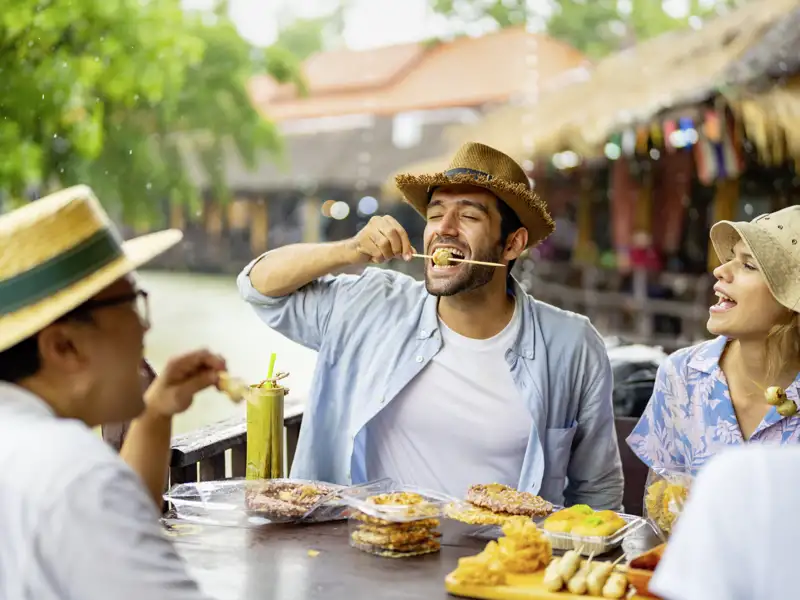 Das Probieren von authentischem Street Food ist oft ein kulinarischer Höhepunkt und fester Bestandteil im Programm von Marco Polo Reisen, um die lokale Kultur kennenzulernen.