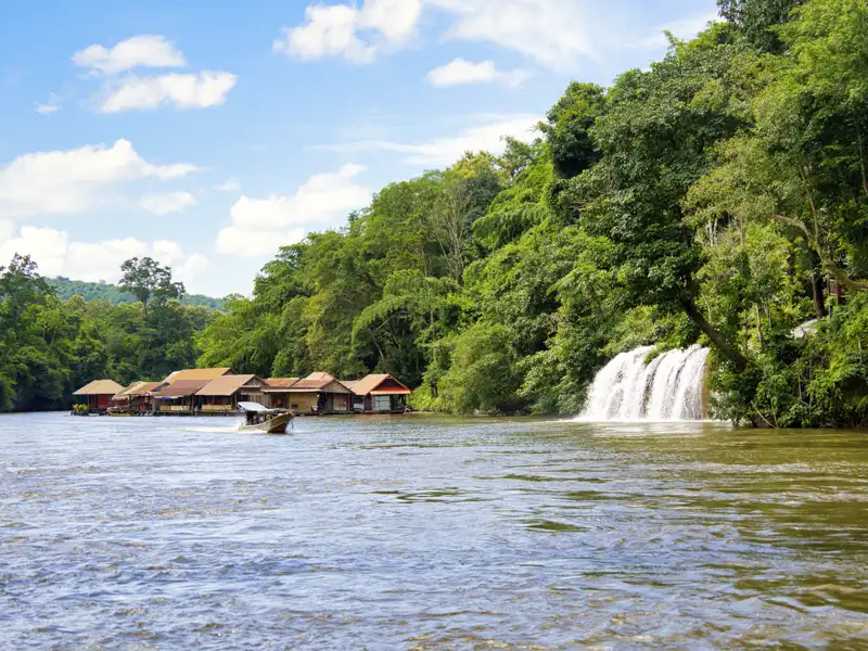 Ein besonderes Highlight dieser Thailand-Reise mit Marco-Polo Reisen: der Blick auf die schwimmenden Hausboote auf dem Fluss Kwai, umgeben von Dschungel und dem Sai Yok Yai Wasserfall.