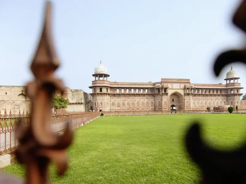 Auf unserer Reise sehen wir unter anderem den beeindruckenden Jahangiri Mahal Palast in Agra.