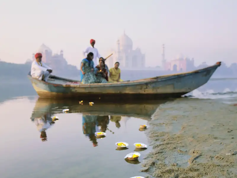 Vom Yamuna-Fluss kann man einen schönen Blick auf das Taj Mahal von kleinen Booten aus der Ferne genießen.