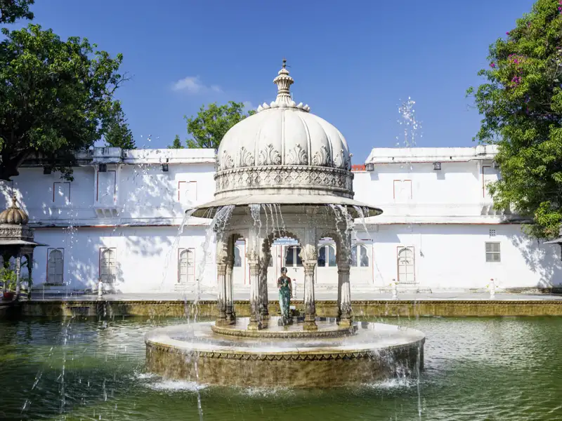 Der zentrale Springbrunnen im Saheliyon-ki-Bari, dessen Besichtigung eine der inkludierten Leistungen bei der Stadtführung in Udaipur ist.