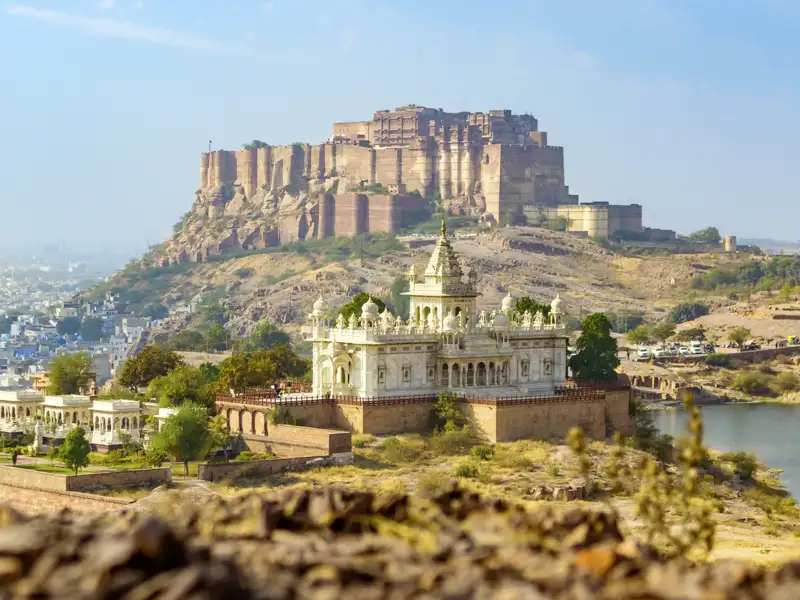 Auf dieser Rundreise machen wir Halt in Jodphur. Vom Scheingrab Jaswant Thada können wir einen Panoramablick auf die Festung Mehrangarh erhaschen.