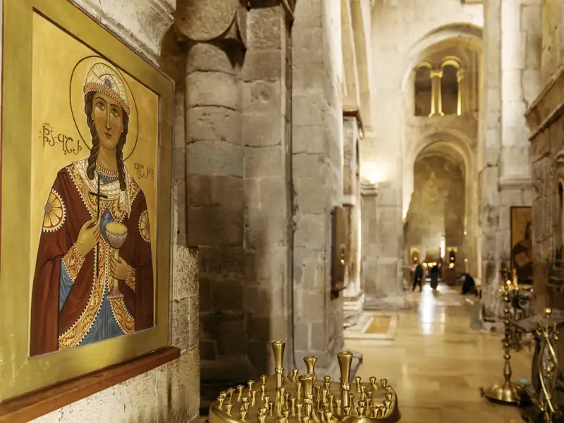 Goldene Ikone einer Heiligen in der steinernen Swetizchoweli-Kathedrale in Mzcheta, dem religiösen Zentrum von Georgien.