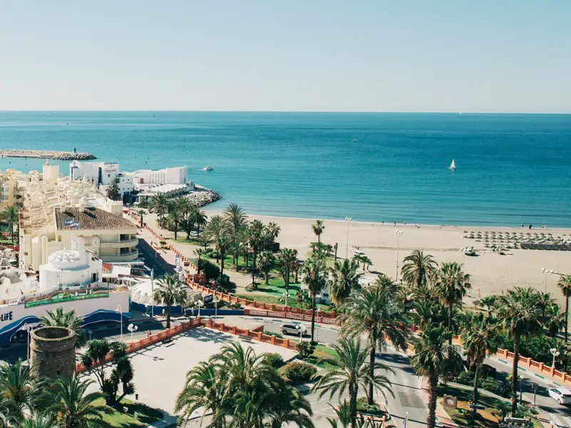 In Benalmádena können Sie einen freien Tag der Rundreise verbringen. Besichtigen Sie die Stadt oder genießen Sie den Strand und das Meer nur unweit vom Hotel entfernt.