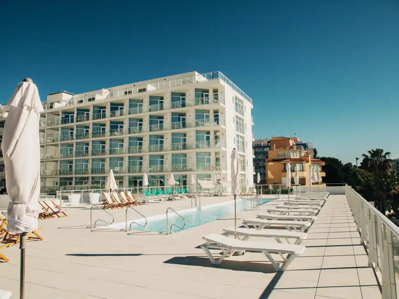 Die moderne Hotelanlage mit Swimmingpool und Sonnenliegen auf der Dachterrasse lädt nach dem Programm der Rundreise oder an einem freien Tag zum entspannen ein.