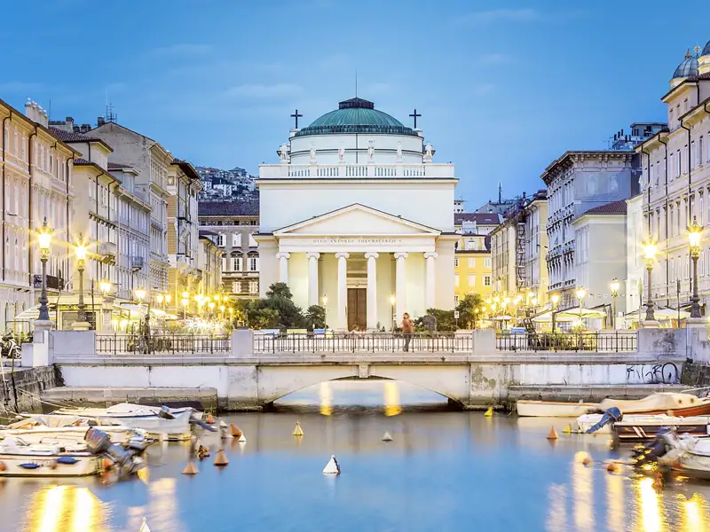 In Triest mischen sich adriatische Leichtigkeit und die Eleganz von k.u.k. Wir besuchen es auf unserer Marco Polo Top Preis Reise nach Slowenien.