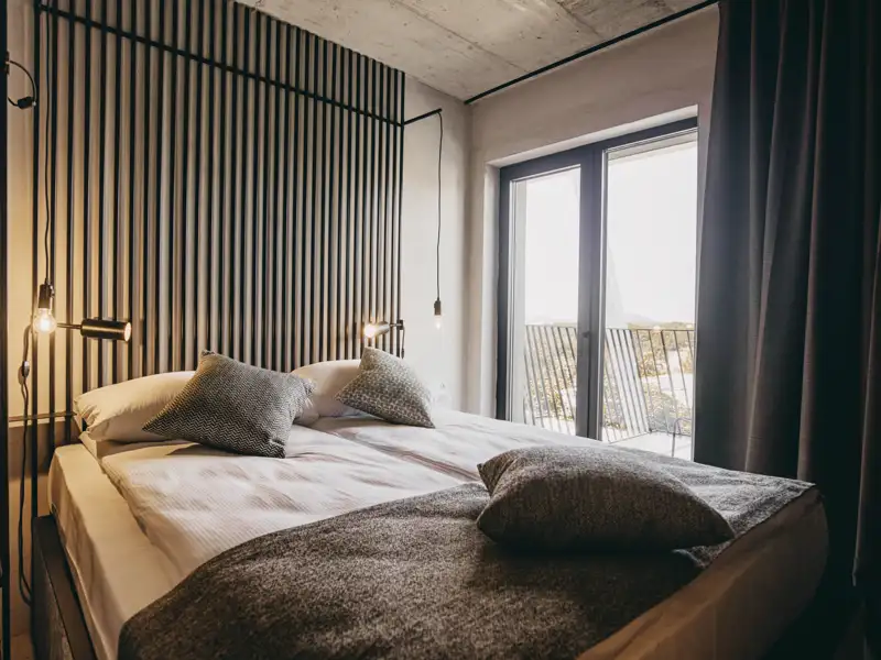 Die Zimmer des Hotels Maestoso auf unserer Maro Polo Top Preis Reise nach Slowenien sind modern aber gemütlich eingerichtet.