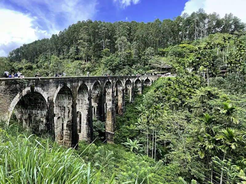 Tolle Fotomotive bietet unsere Marco Polo Top Preis Reise nach Sri Lanka, wie hier die Nine Arch Bridge im Hochland bei Ella.