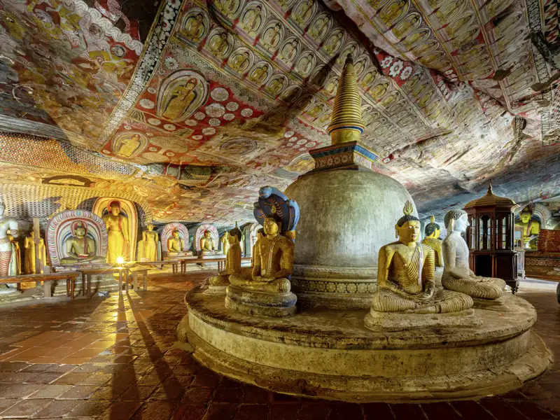 Auf unserer Marco Polo Top Preis reise wird es mystisch, wie hier im Höhlentempel von Dambulla.