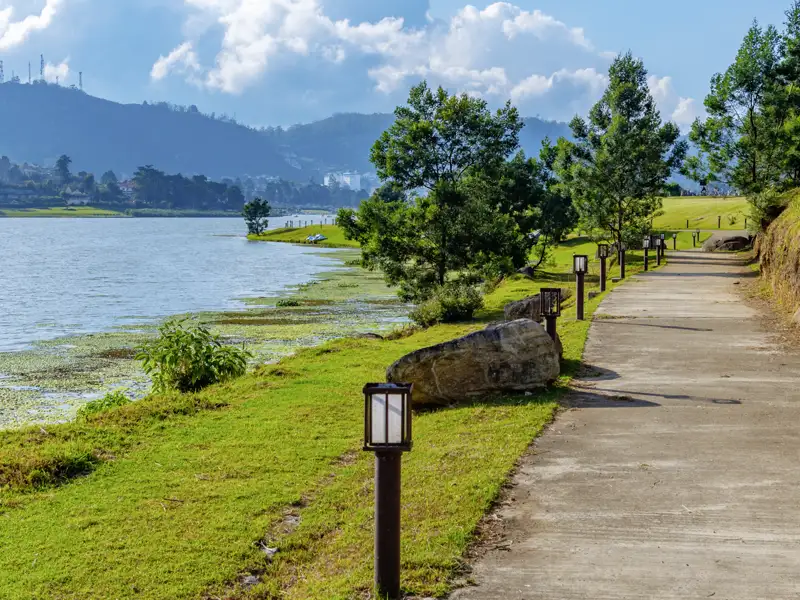 Ein gemütlicher Spaziergang am Lake Gregory in Nuwara Eliya gehört dazu auf unserer Marco Polo Top Preis Reise nach Sri Lanka.