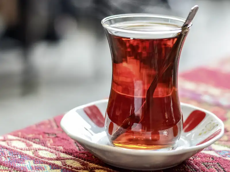 Die türkische Teekultur ist ein wesentlicher Bestandteil des Alltags und sozialen Miteinanders.bei unerer Marco Polo Top Preis Reise haben Sie immer wieder Gelegentheit für eine Teepause.