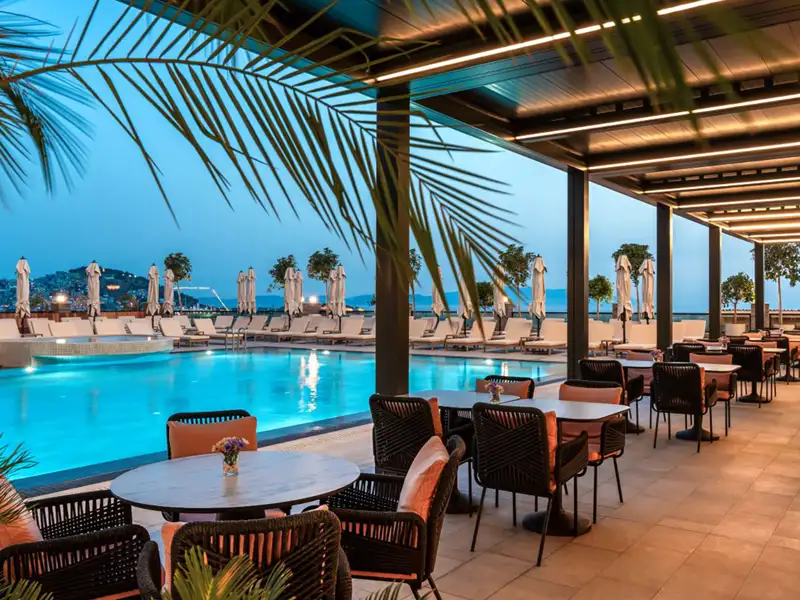 Zeit zum Relaxen bleibt bei unserer Marco Polo Reise an die Türkische Ägäis, sei es bei einem Sprung in den Pool oder einem kühlen Getränk auf der Hotelterrasse.