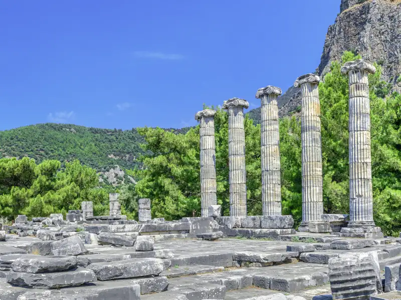 Ein Besuch der antiken Stadt Priene führt Sie bei dieser Marco Polo Reise an die Türkische Ägäis zu den beeindruckenden Überresten des Athene-Tempels, dessen ionische Säulen noch heute majestätisch in den Himmel ragen.