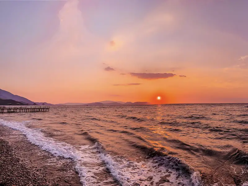 Genießen Siebei der Marco Polo Reise entspannte Abende und die malerischen Sonnenuntergänge am Strand von Kusadasi.