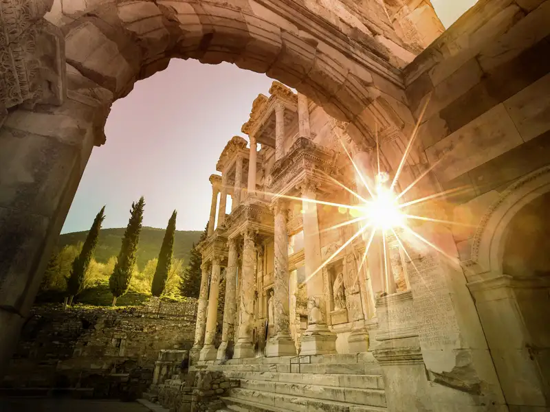 Ein Höhepunkt der Reise mit Marco Polo  ist die Besichtigung von Ephesus, einer der besterhaltenen antiken Städte der Welt, mit ihrer berühmten Celsus-Bibliothek.
