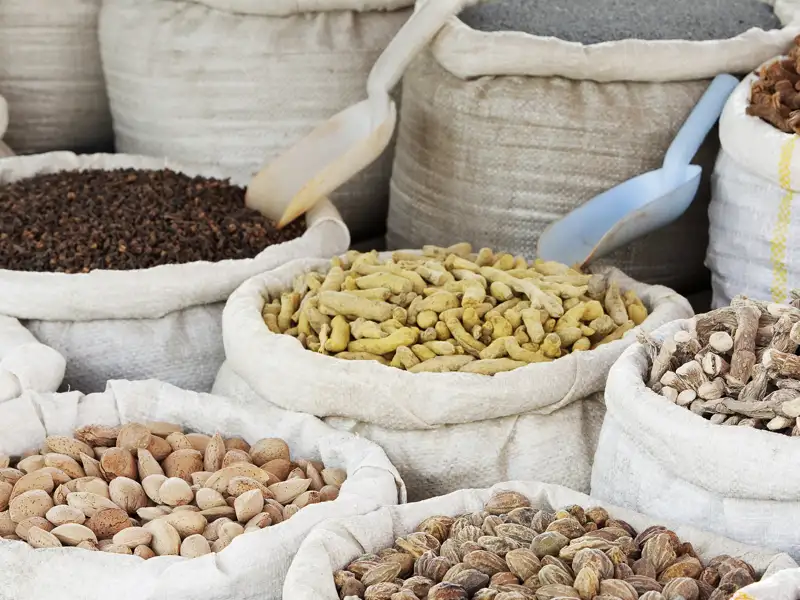 Auf Ihrer Reise nach Istanbul gehört ein Marktbesuch einfach dazu: Unter anderem werden dort getrocknete Früchte und Nüsse in allen Formen und Farben angeboten.